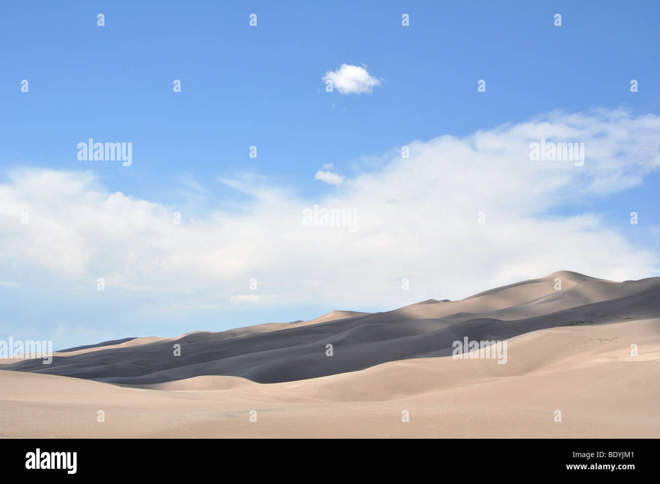 Paesaggio di ombre stessi di colata su dune del deserto in grandi dune di sabbia del Parco Nazionale. Foto Stock
