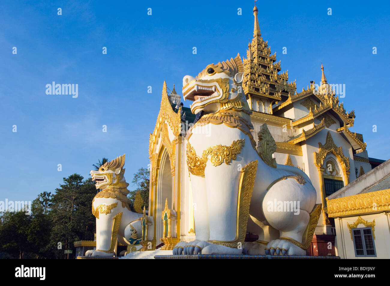 Custode del tempio alla Shwedagon pagoda, tempio buddista, Rangoon, Yangon, Birmania, birmania, myanmar, Asia Foto Stock