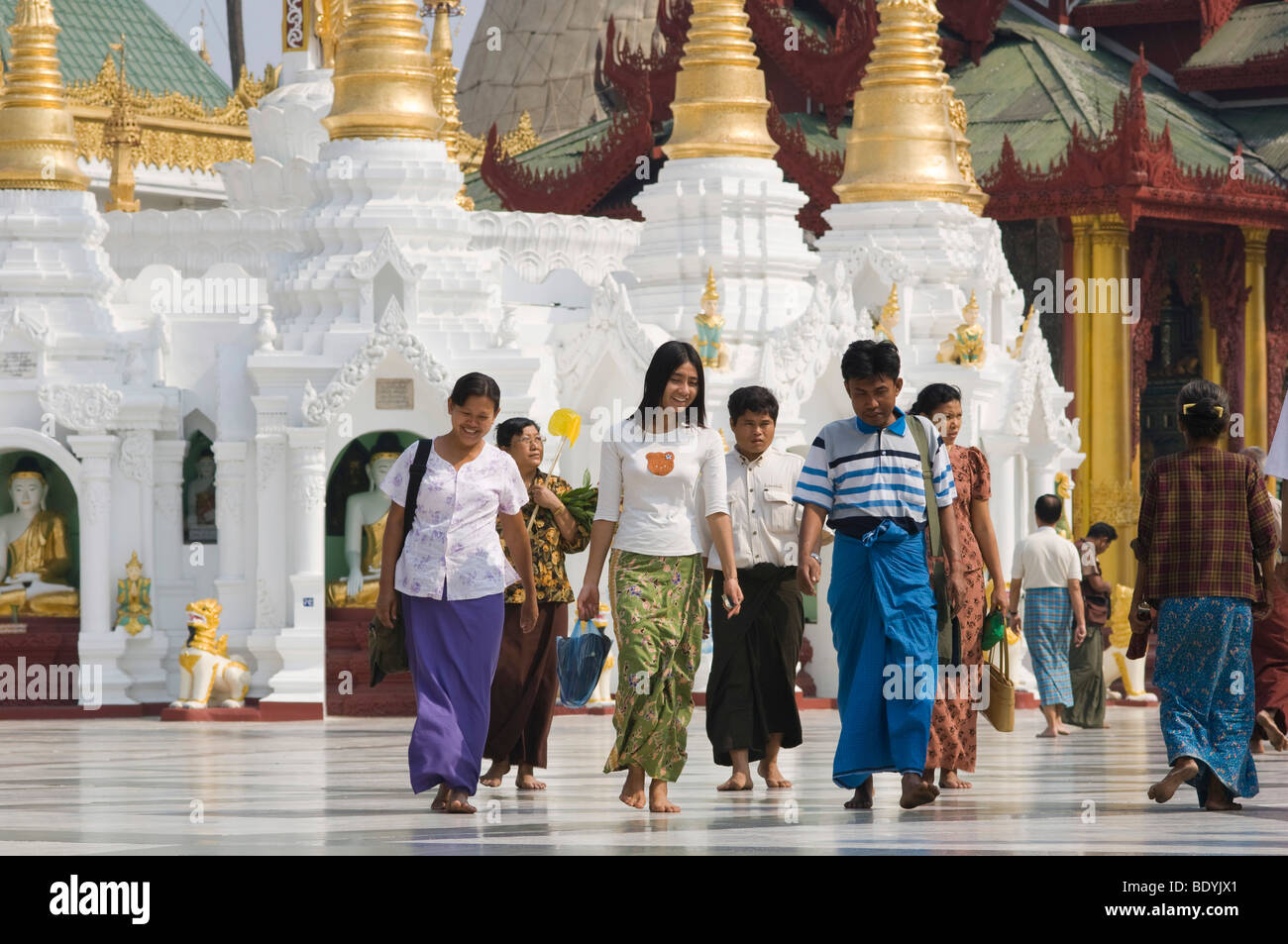 Popolo birmano in Shwedagon pagoda, tempio buddista, Rangoon, Yangon, Birmania, birmania, myanmar, Asia Foto Stock