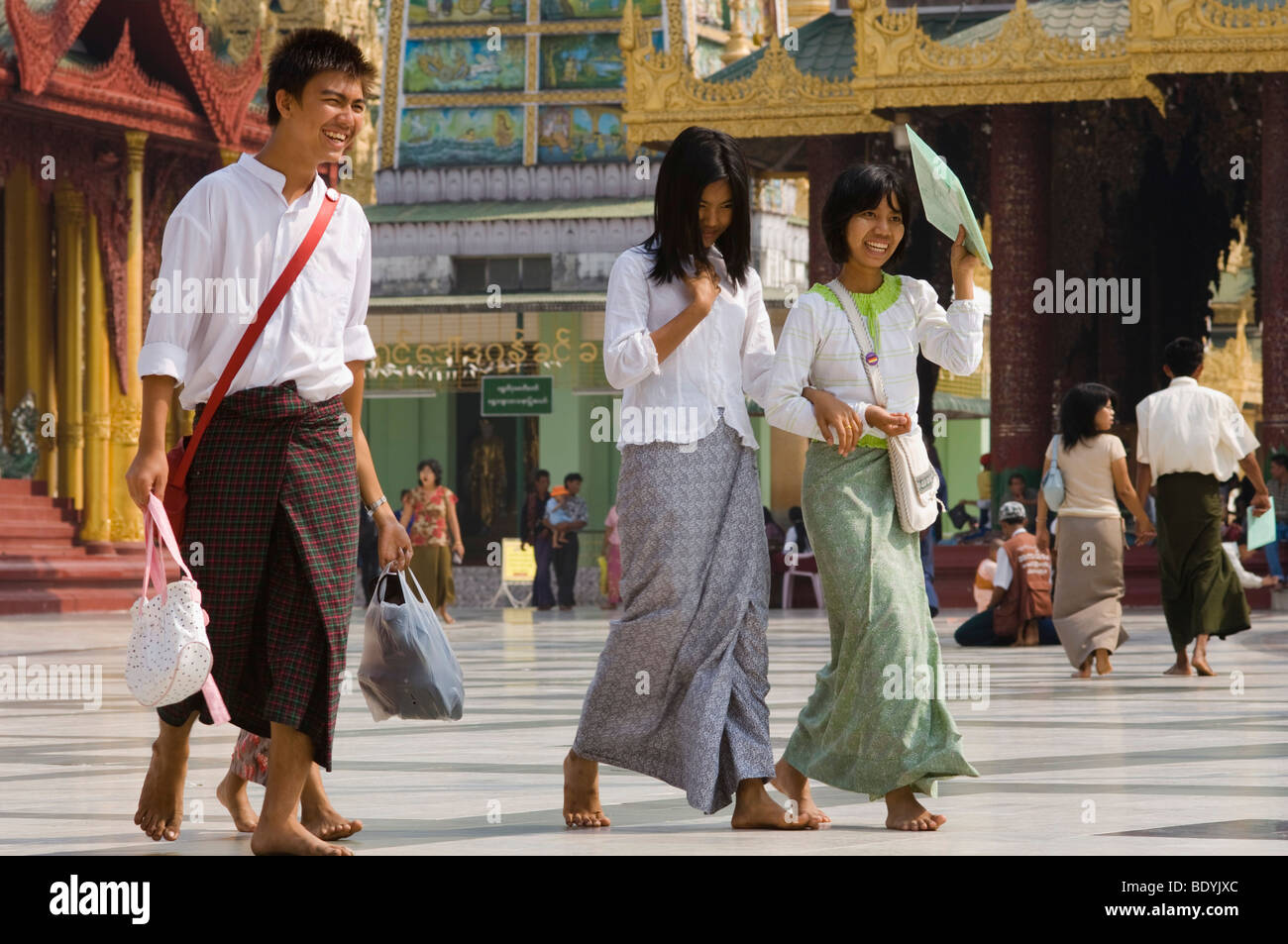 Popolo birmano in Shwedagon pagoda, tempio buddista, Rangoon, Yangon, Birmania, birmania, myanmar, Asia Foto Stock