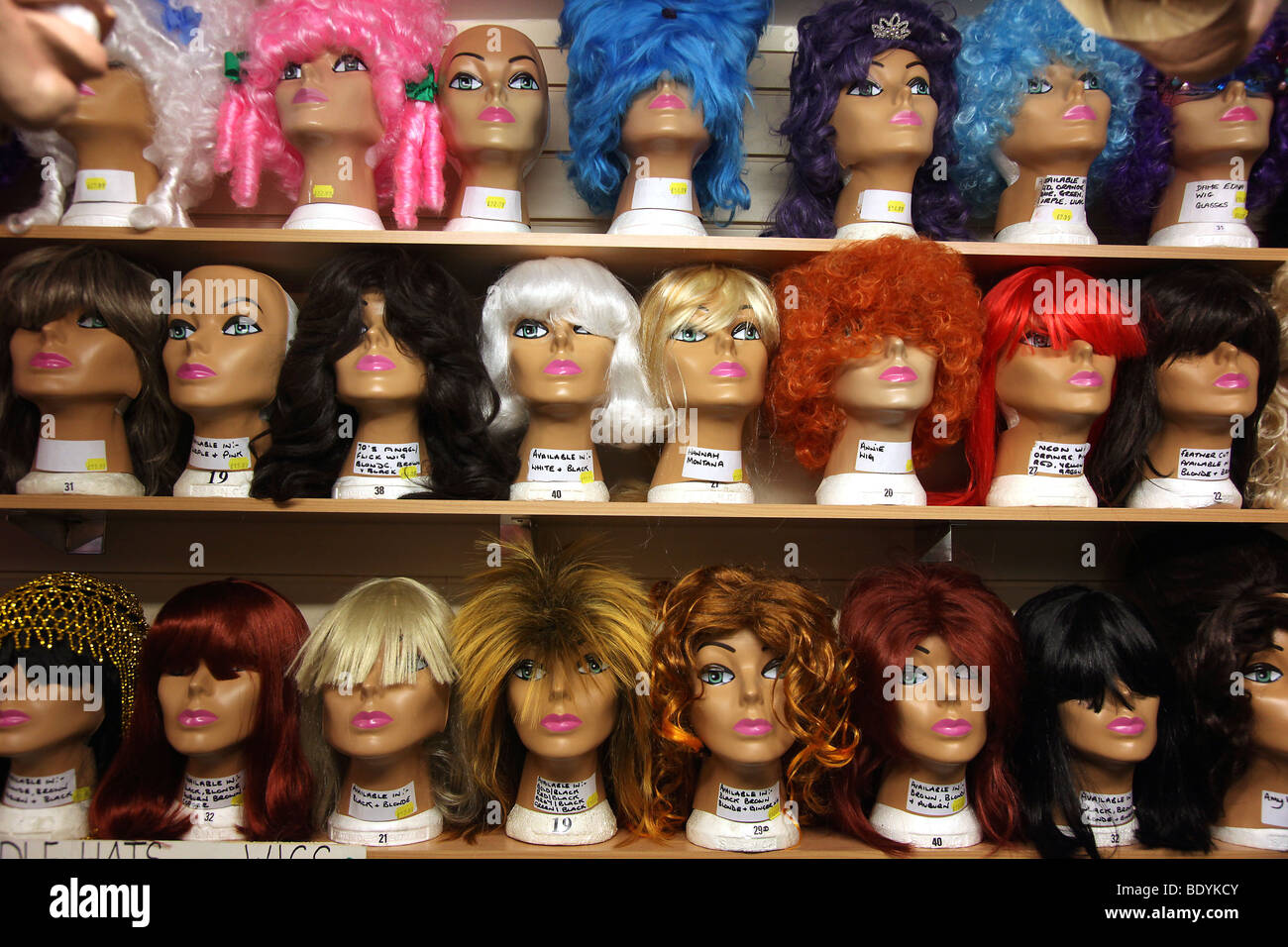 Pic da Mark Passmore 15/09/2009. Foto Dettaglio della testa di modelle indossando parrucche colorate. Foto Stock