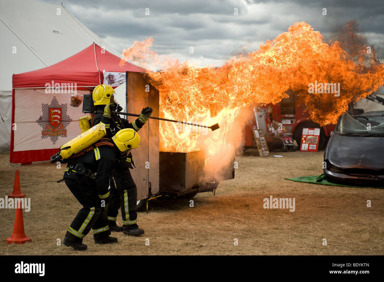 Quarta immagine in una sequenza di vigili del fuoco per dimostrare i pericoli di un chip pan fire. Foto di Gordon Scammell Foto Stock