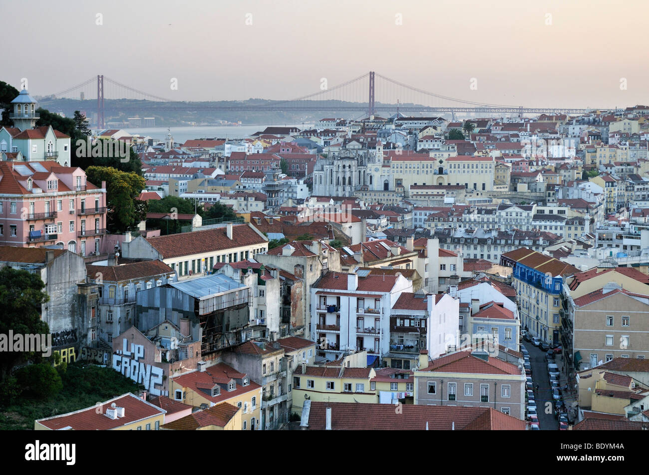 Affacciato sul centro storico della città di Lisbona e sul fiume Tagus, Portogallo, Europa Foto Stock