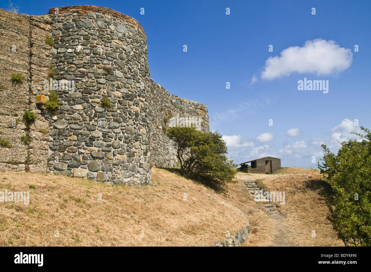 Dh Vale Castello ST SAMPSON GUERNSEY delle mura del castello e il tedesco Seconda Guerra Mondiale gun emplacement Foto Stock