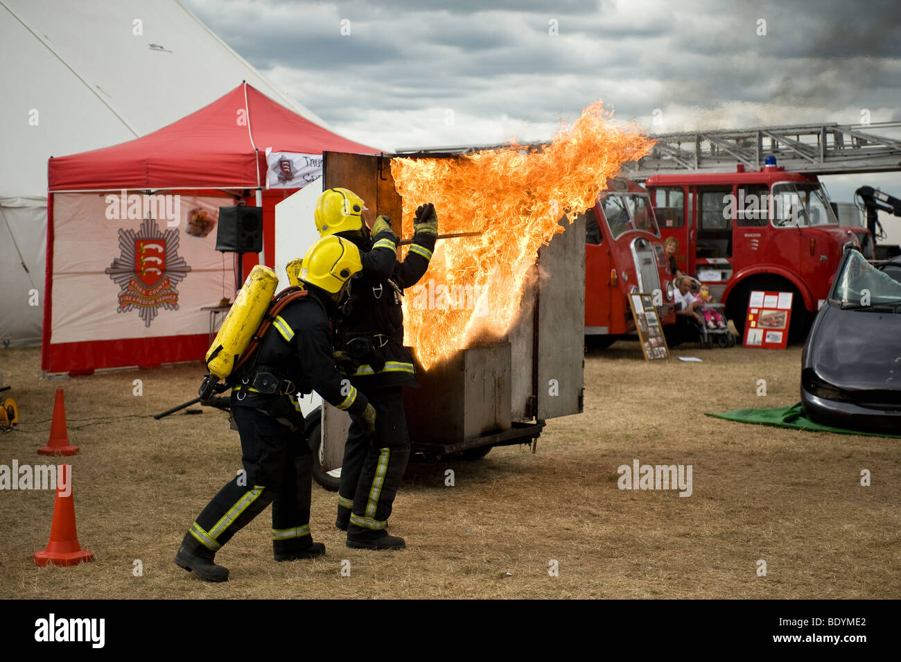 Prima immagine in una sequenza di vigili del fuoco per dimostrare i pericoli di un chip pan fire. Foto di Gordon Scammell Foto Stock