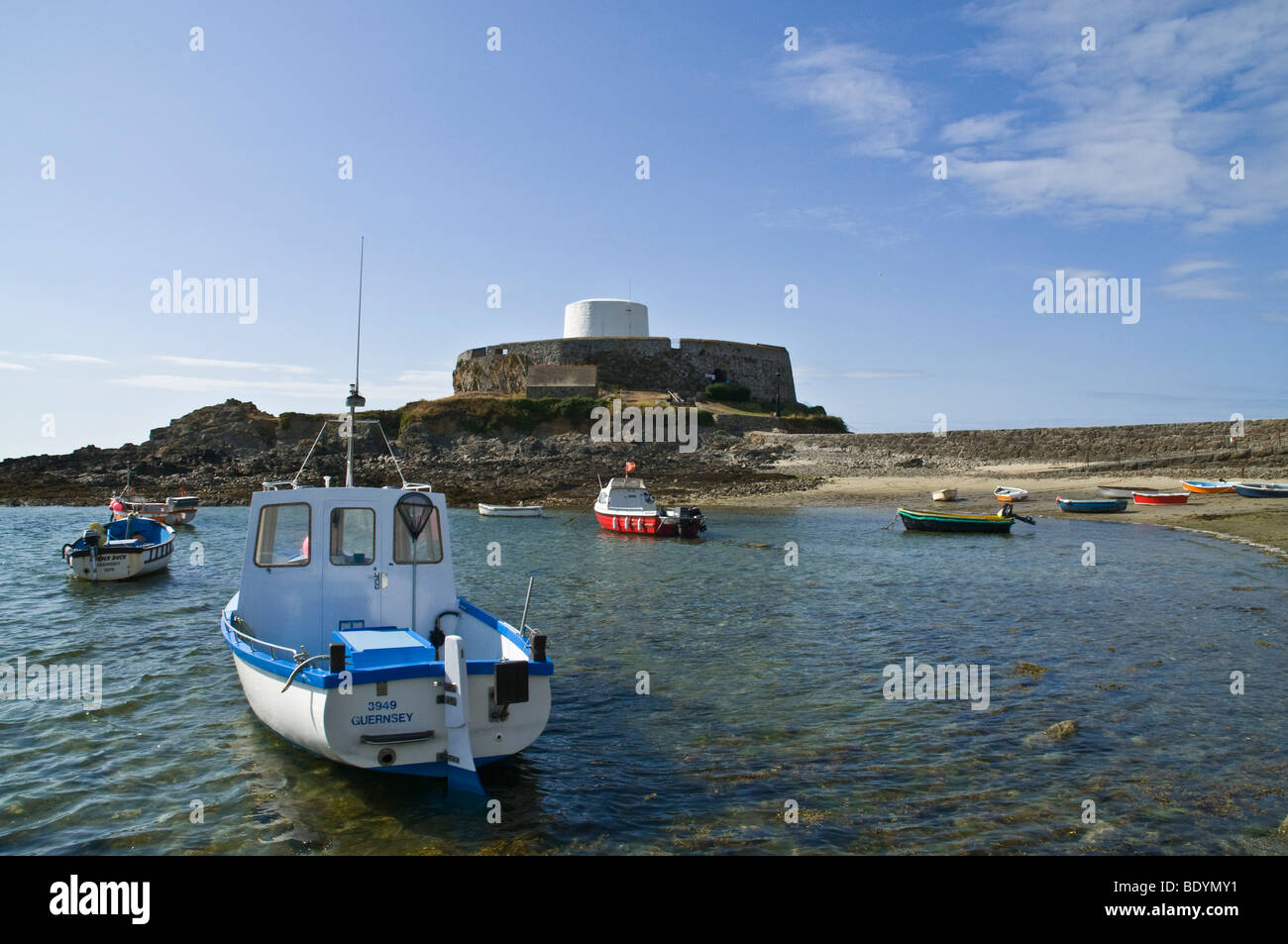 dh Fort Gray ST PIERRE DU BOIS GUERNSEY Fishingboats Rocquaine Bay martello torre fortezza Museo del relitto canale isole isola Foto Stock