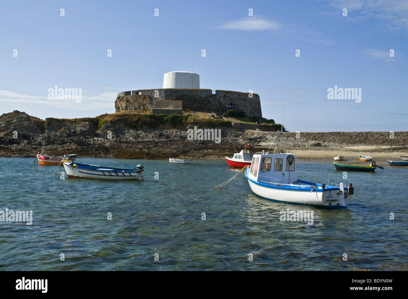 dh Fort Gray ST PIERRE DU BOIS GUERNSEY Fishingboats Rocquaine Bay Martello torre fortezza Museo Shipwreck canale isola sito storico isole barche Foto Stock