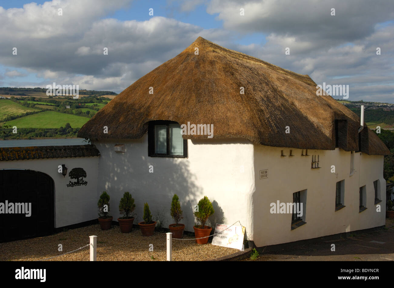 Cottage con il tetto di paglia vicino a Newton Abbot nel Devon, Inghilterra Foto Stock