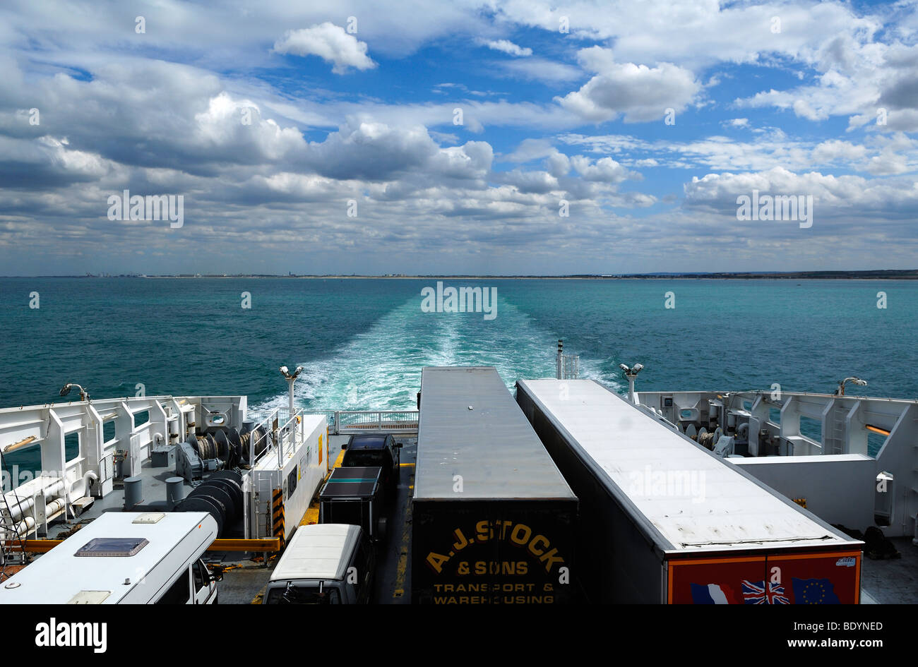 Camion e automobili nella parte posteriore della nave traghetto Seafrance sul passaggio da Calais-Dover, nella parte posteriore della costa della Francia, Euro Foto Stock