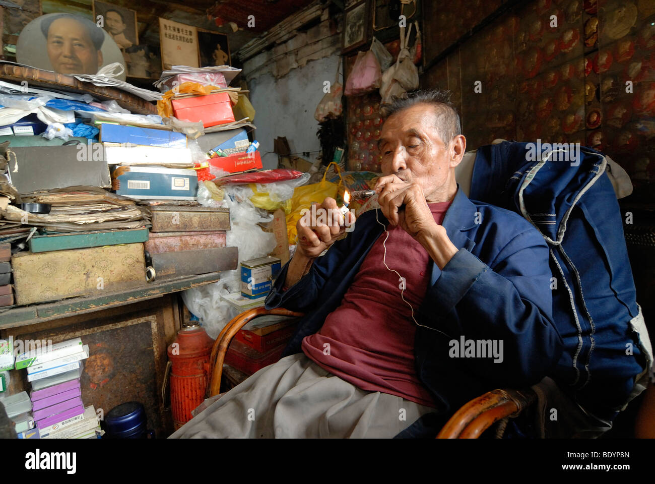 Il vecchio uomo cinese con una tubazione, responsabile del private di raccolta di Mao, Chengdu Sichuan, in Cina, Asia Foto Stock