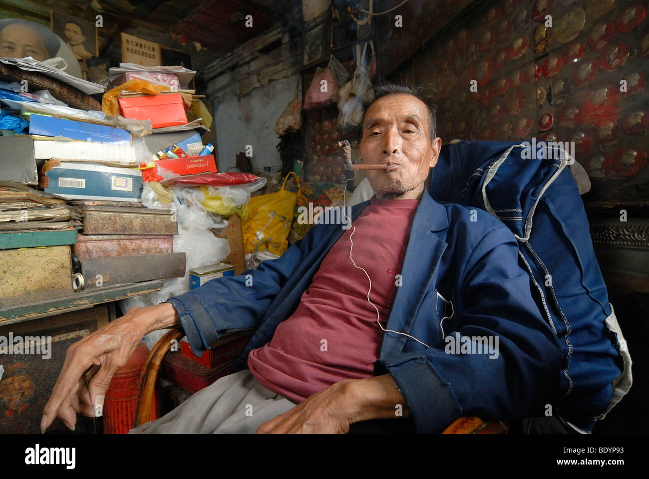 Il vecchio uomo cinese con una tubazione, responsabile del private di raccolta di Mao, Chengdu Sichuan, in Cina, Asia Foto Stock