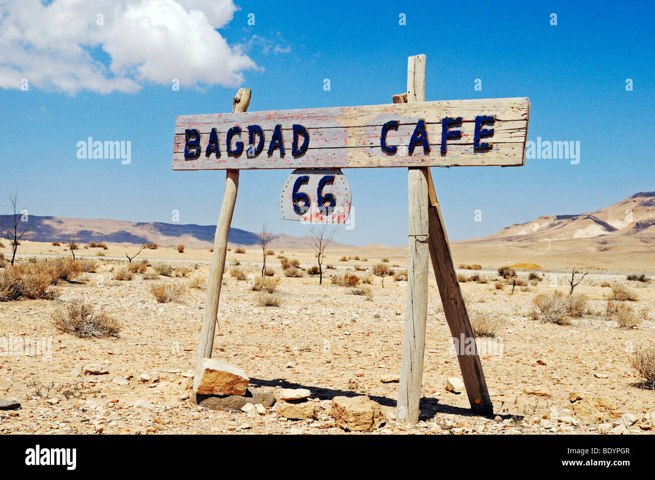 Segno Bagdad Cafe nel deserto siriano, Siria, Asia Foto Stock