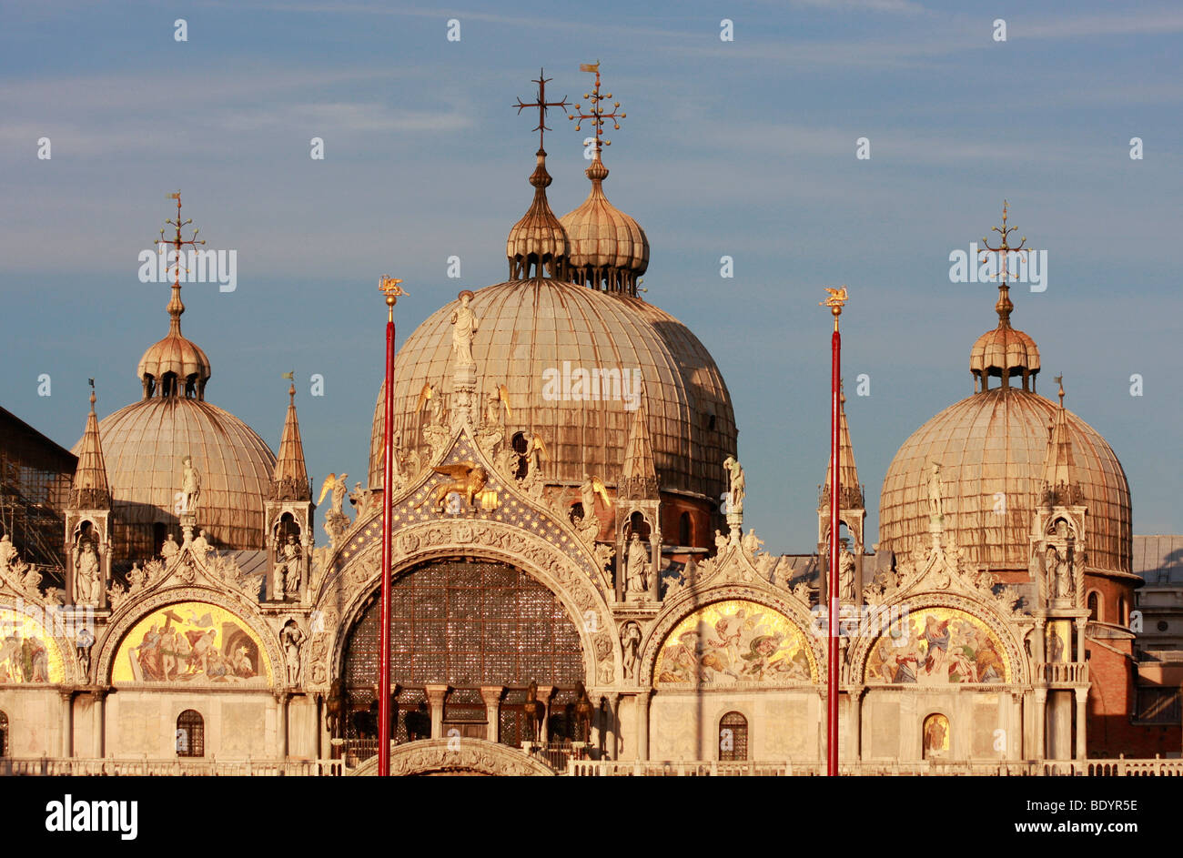 Le cupole della Basilica di San Marco, Venezia,bagliore dorato del sole serale Foto Stock