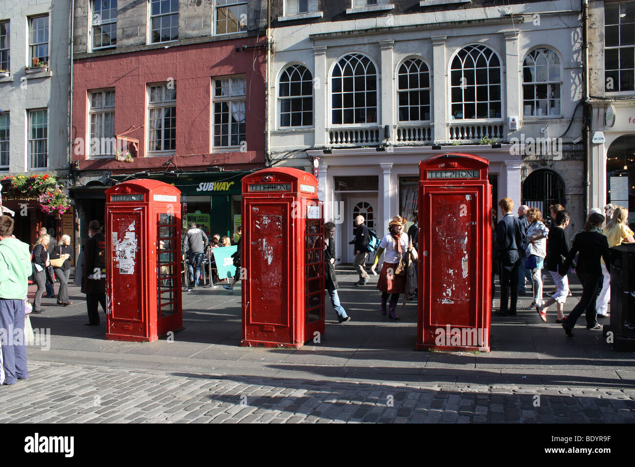 Telefono rosso scatole lungo il Royal Mile di Edimburgo Regno Unito Scozia Foto Stock