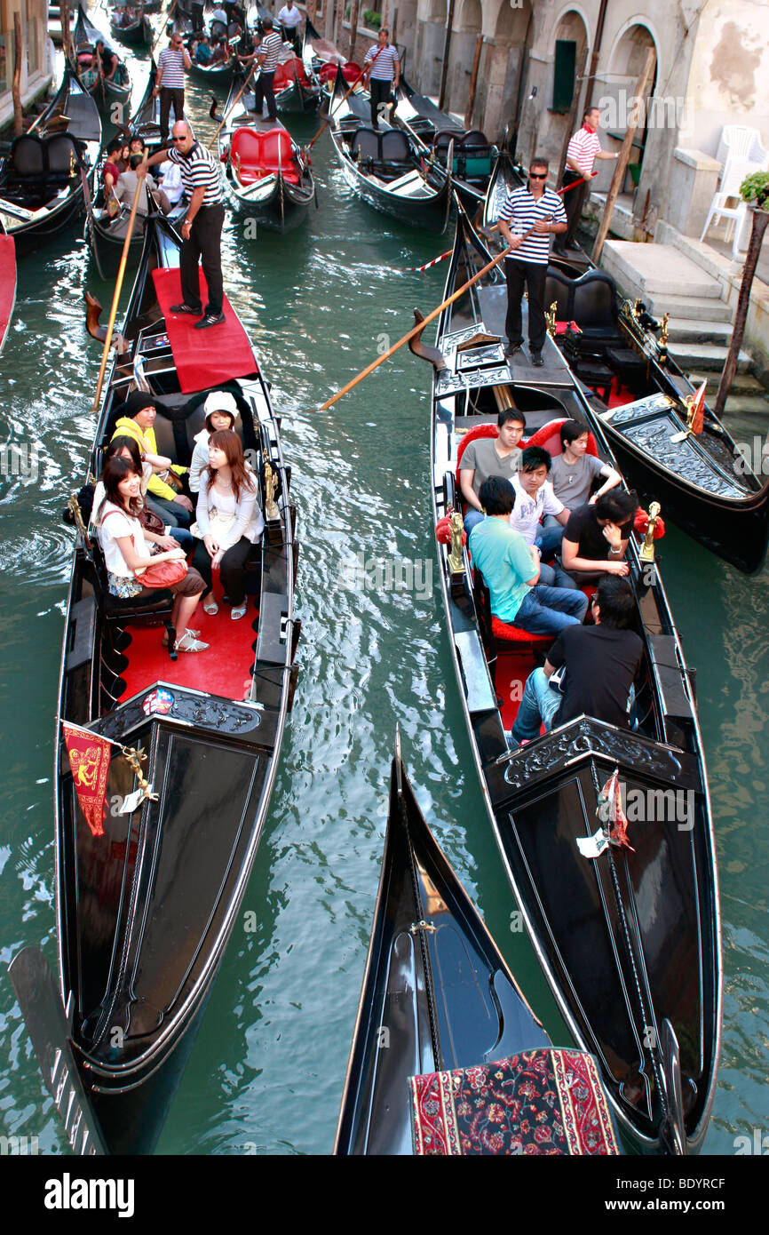 Gondole tradizionale affollano i canali di Venezia,Venezia,l'Italia,Italia Foto Stock