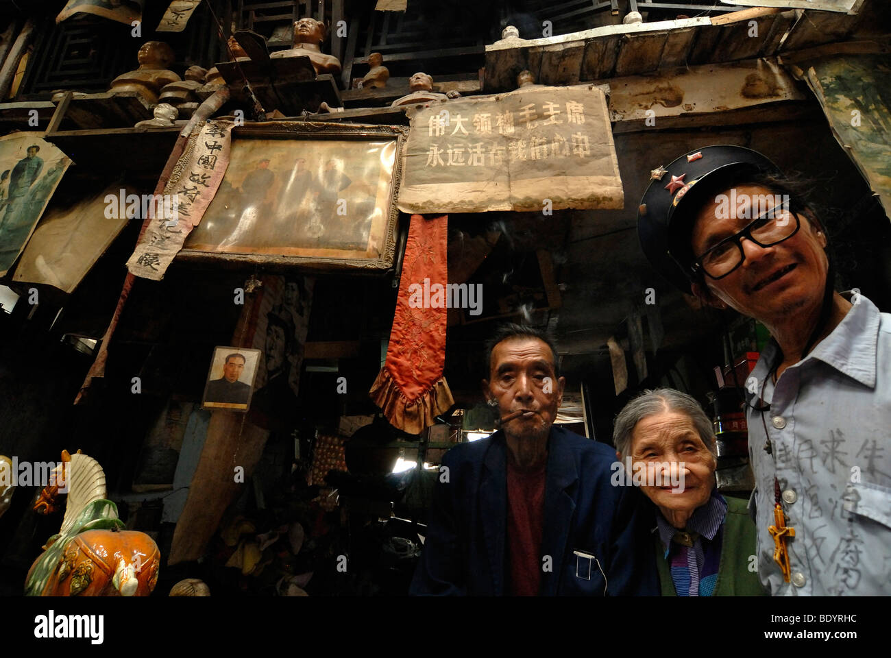 Testa del Mao privato collezione con altri fan cinesi di Mao nella collezione di figure di Mao e il vecchio partito obj devozionali Foto Stock