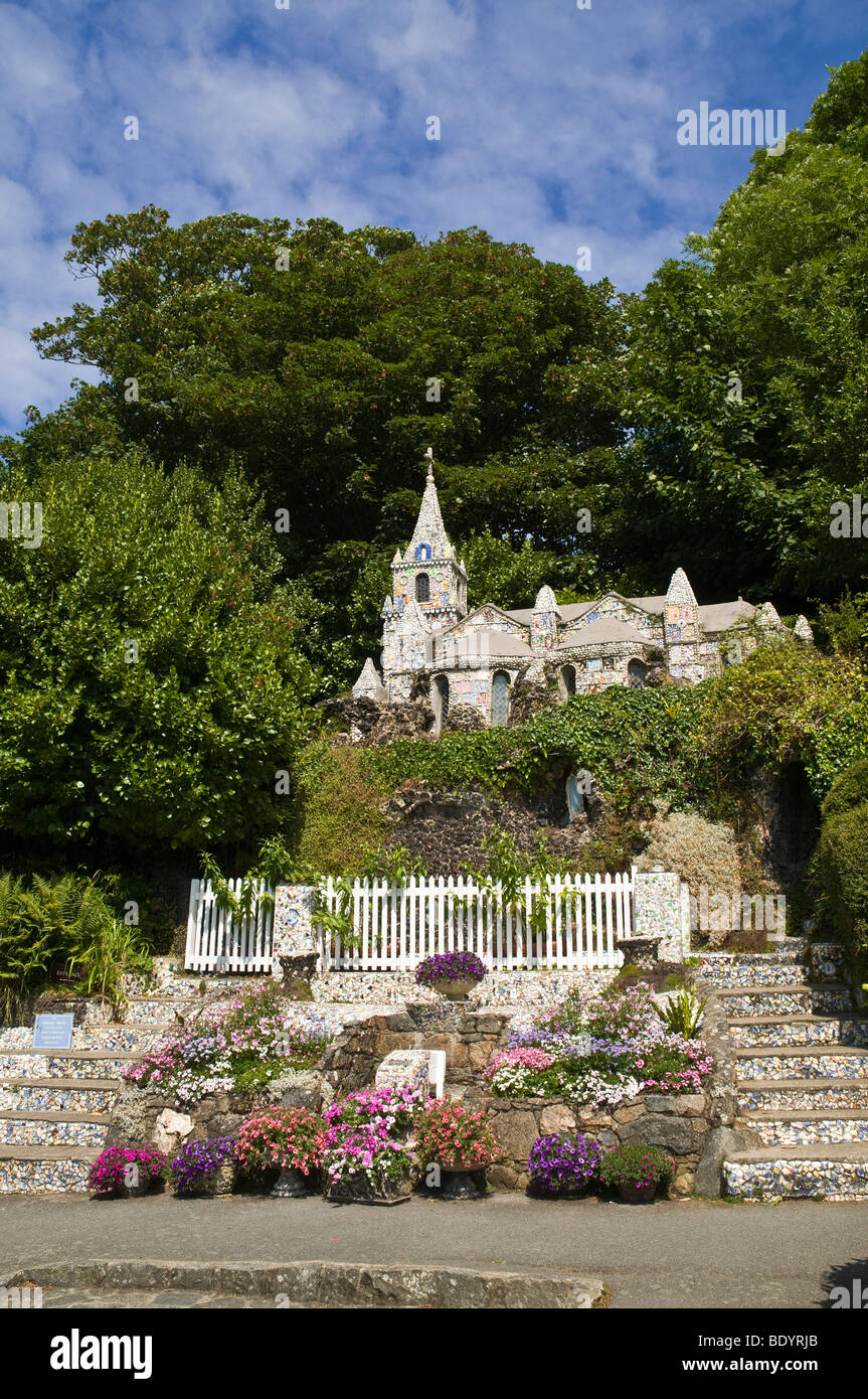dh Little Chapel ST ANDREW GUERNSEY piccola chiesa e giardino di fiori rockery Les Vauxbelets Guernsey più piccolo Foto Stock
