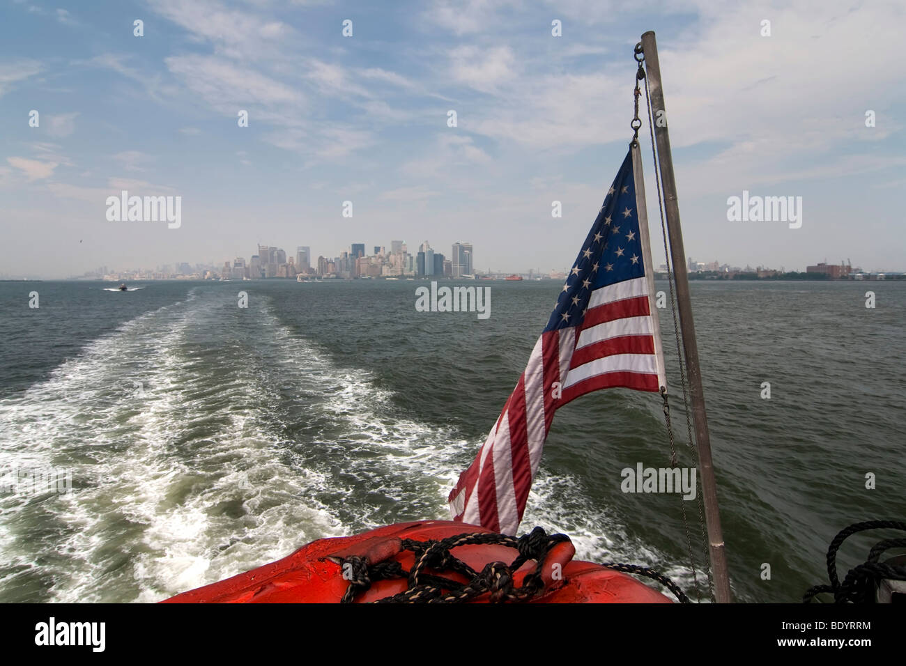 Vista dal traghetto per Liberty Island su downtown Manhattan, New York City, Stati Uniti d'America Foto Stock