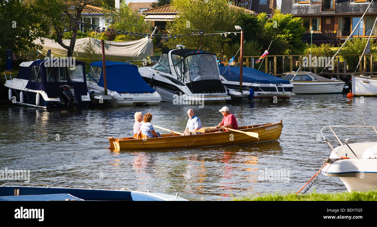 Attiva due coppie senior in una barca a remi sul fiume Stour, Christchurch, Dorset. Regno Unito. Foto Stock