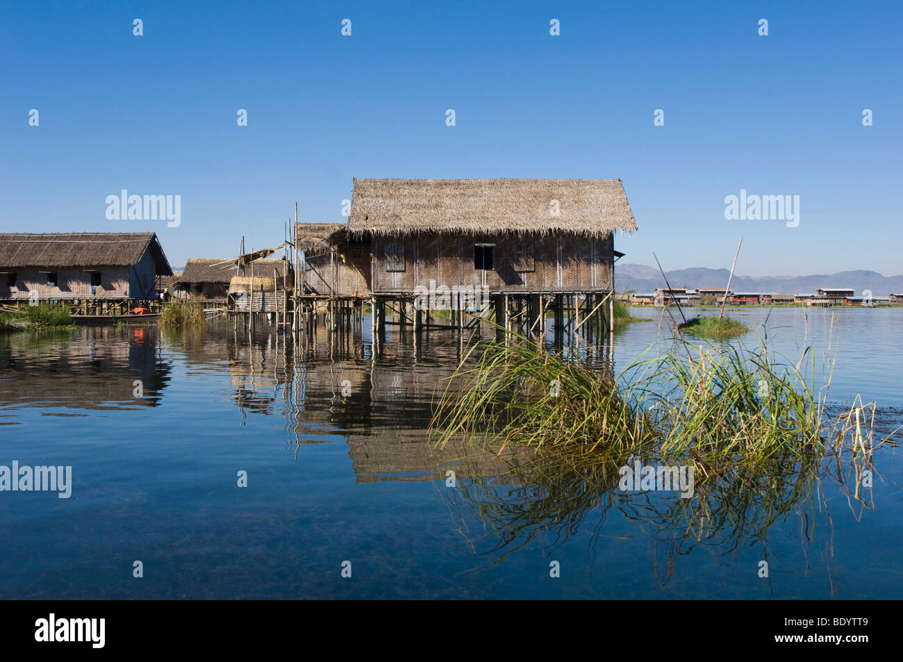 Casa su palafitte in riva al lago, stilt village Ywama, Lago Inle, Stato Shan, birmania, myanmar, Asia Foto Stock