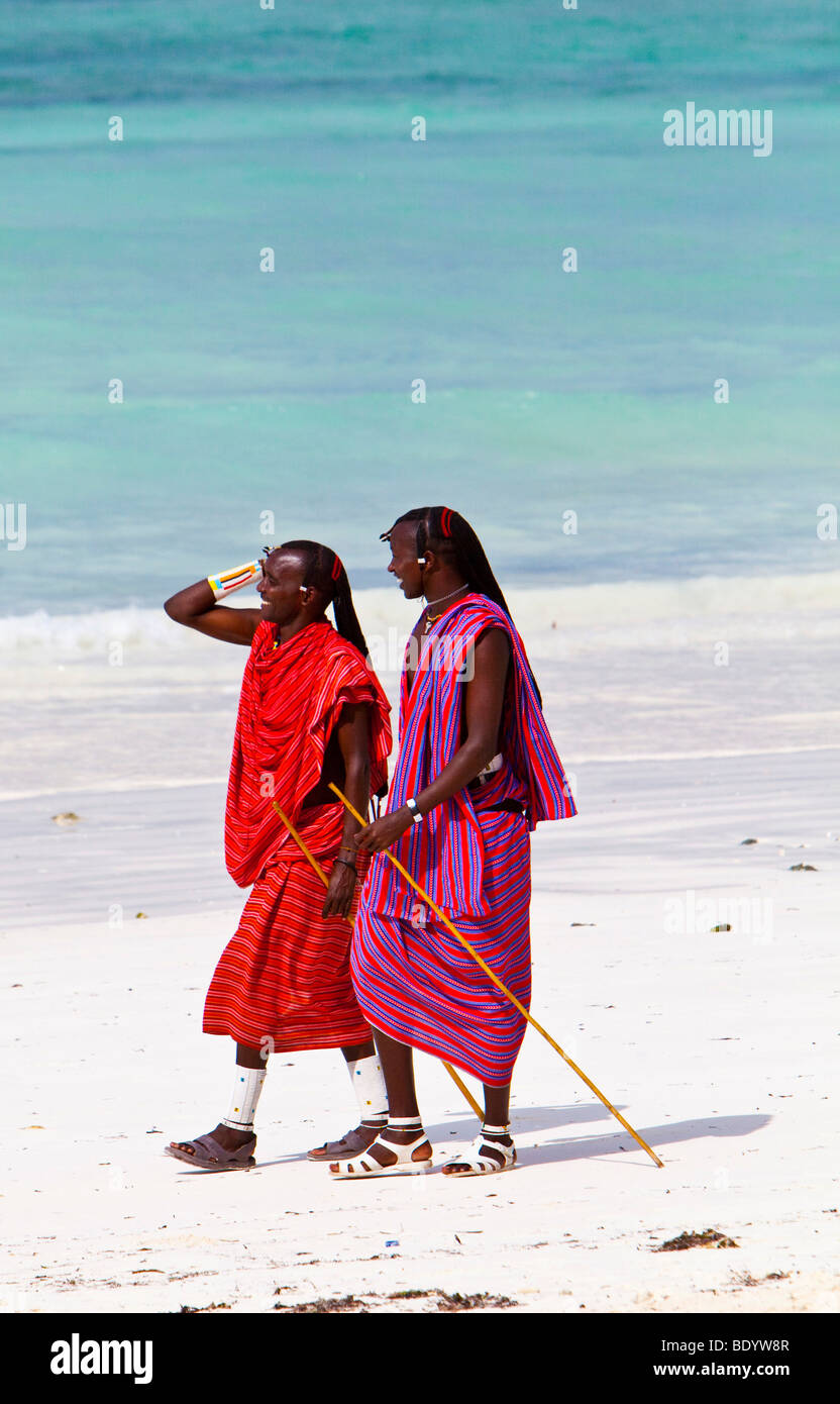 Guerrieri Maasai su una spiaggia, Zanzibar, Tanzania Africa Foto Stock