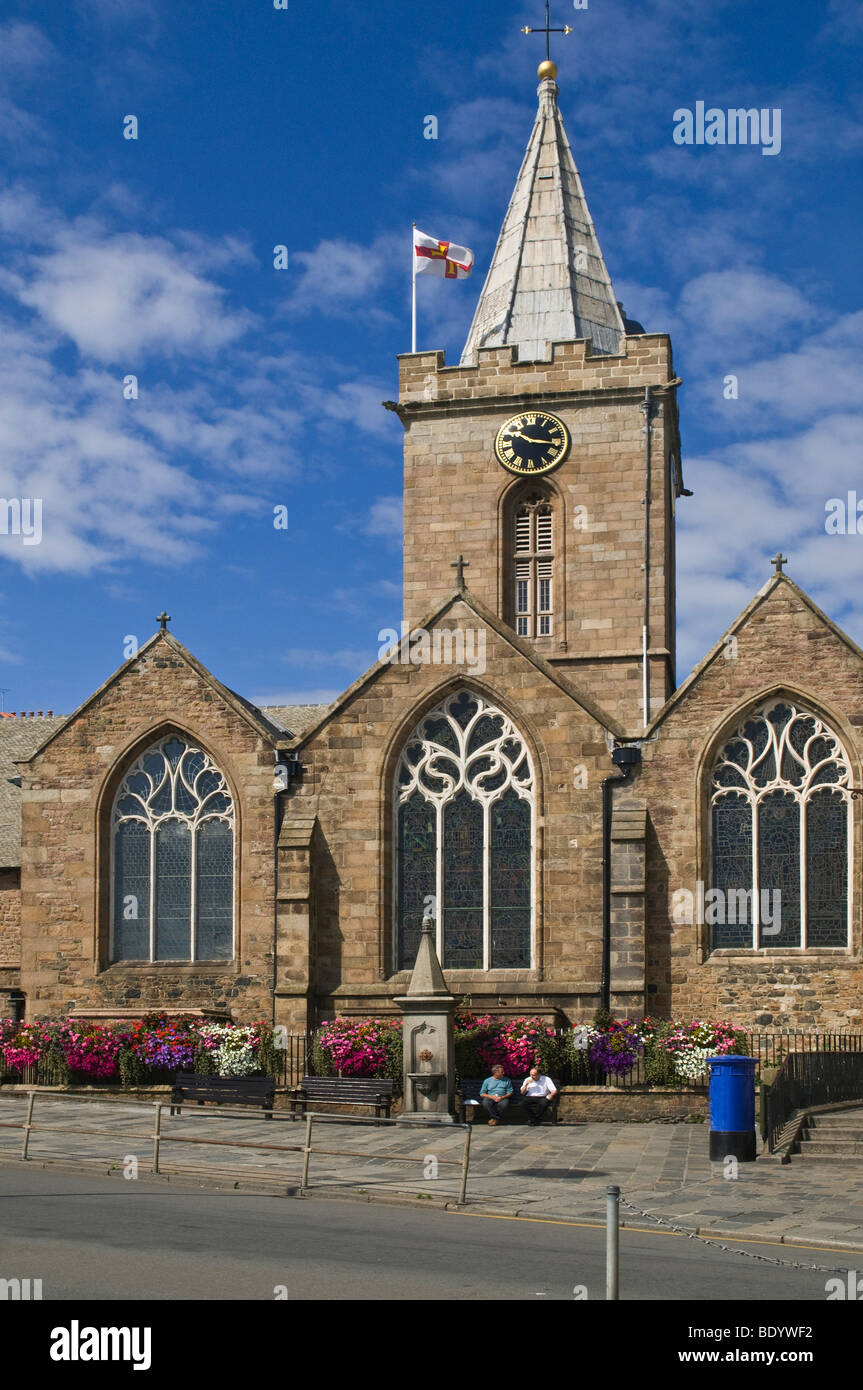 dh Piazza della Chiesa San PIETRO PORT GUERNSEY Parrocchia città chiesa edificio chiesa torre dell'orologio e chiesa campanile Foto Stock