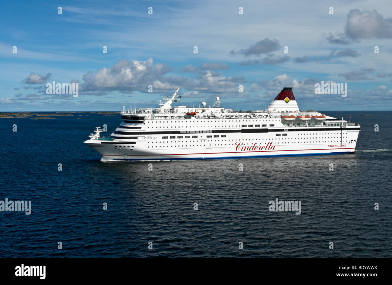 La Viking Line Baltic cruise ferry Viking Cenerentola attraversa le isole Aaland mare nel Mar Baltico da Mariehamn a Stoccolma Foto Stock