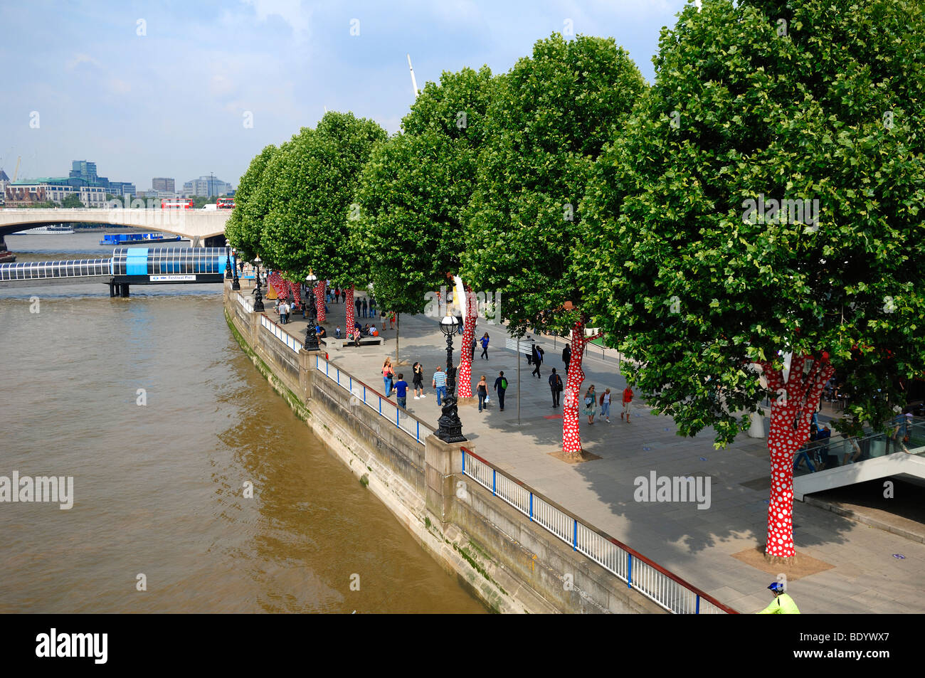 "Ascensione di Polkadots su alberi' di Yayoi Kusama presso la Queen a piedi lungo il Tamigi, London, England, Regno Unito, Europa Foto Stock