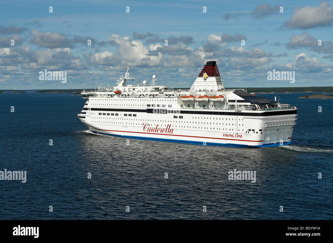 La Viking Line Baltic cruise ferry Viking Cenerentola attraversa le isole Aaland mare nel Mar Baltico da Mariehamn a Stoccolma Foto Stock