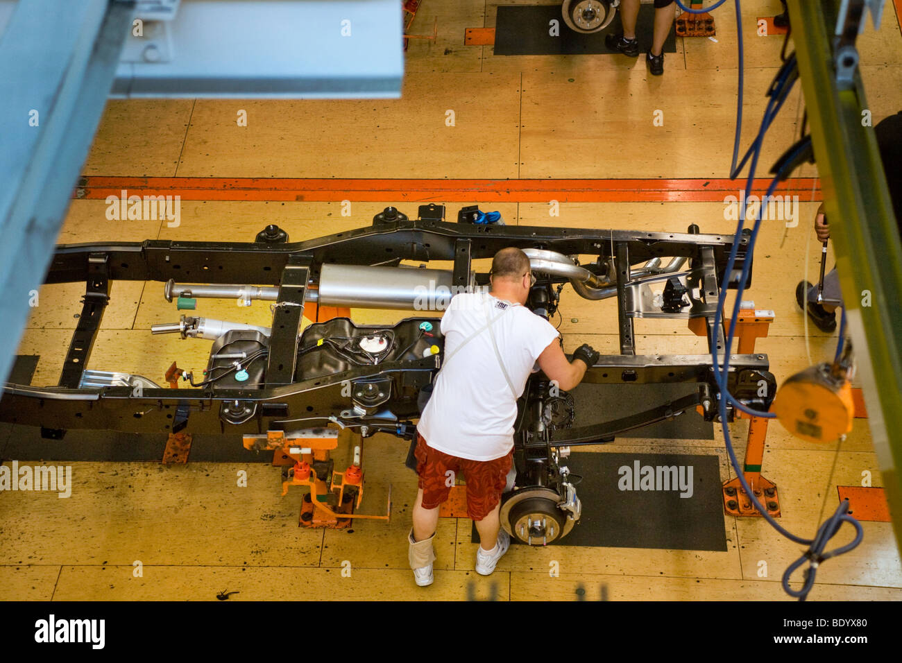 Un operaio di fabbrica assembla il telaio di un F-150 pickup truck sulla Ford River Rouge linea di produzione in Dearborn, Michigan. Foto Stock