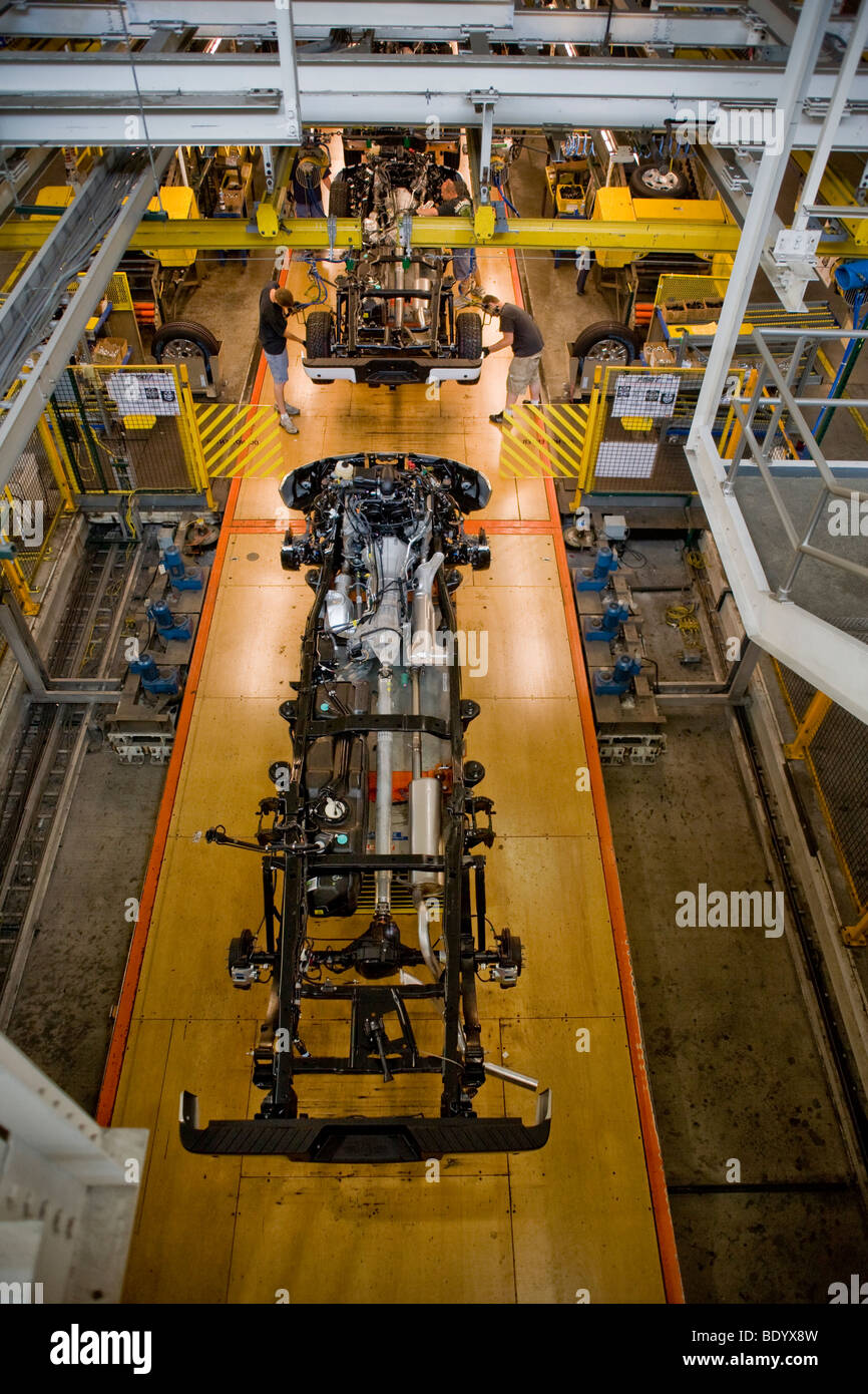 Lavoratori in fabbrica assemblare il telaio del F-150 pick-up presso la Ford River Rouge linea di produzione in Dearborn, Michigan. Foto Stock