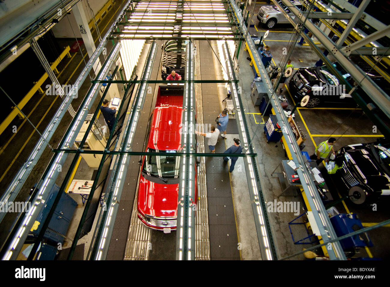 Completato F-150 pick-up spostare verso il basso la linea di produzione attraverso le luci di ispezione finale presso il fiume Ford Roug Foto Stock