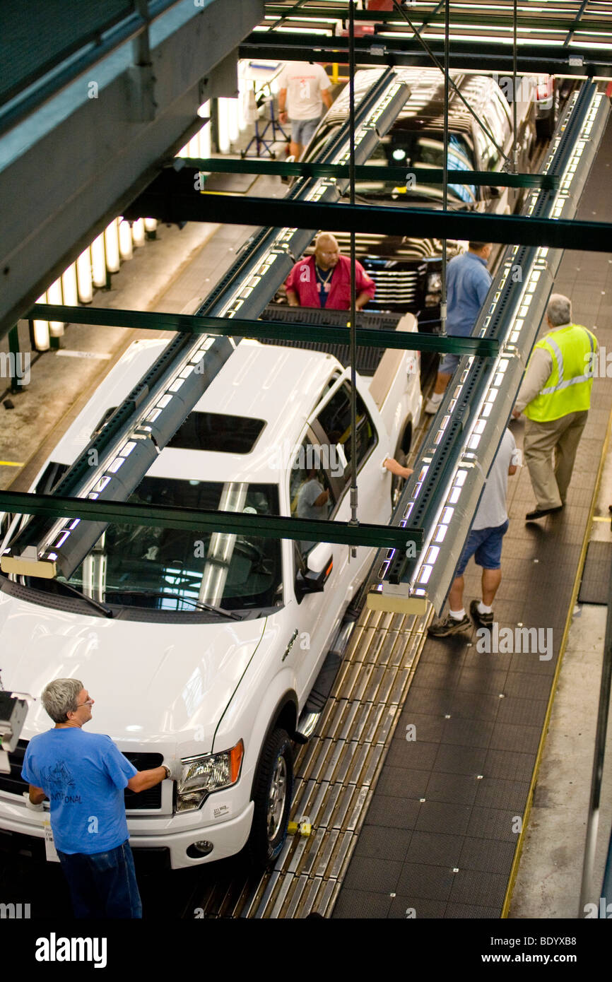 Completato F-150 pick-up spostare verso il basso la linea di produzione attraverso le luci di ispezione finale presso il fiume Ford Roug Foto Stock