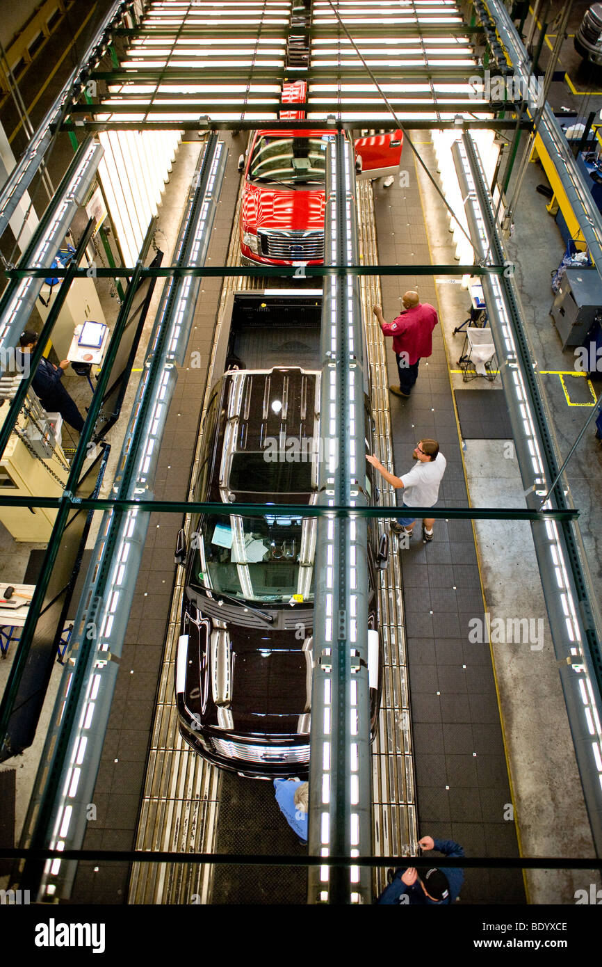 Completato F-150 pick-up spostare verso il basso la linea di produzione attraverso le luci di ispezione finale presso il fiume Ford Roug Foto Stock