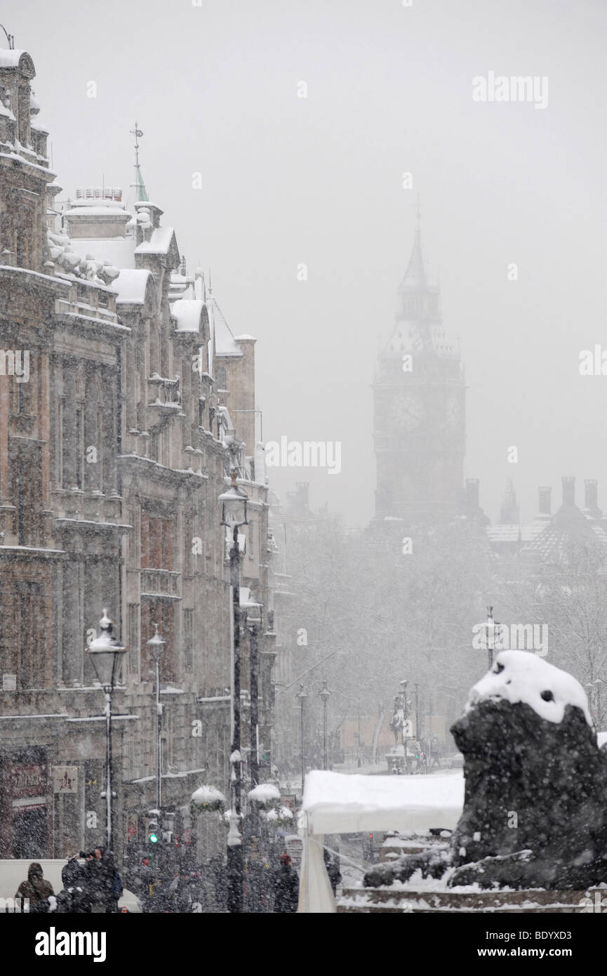Vista da Trafalgar square giù Whitehall di Case del Parlamento oscurata dalla neve pesante. Foto Stock