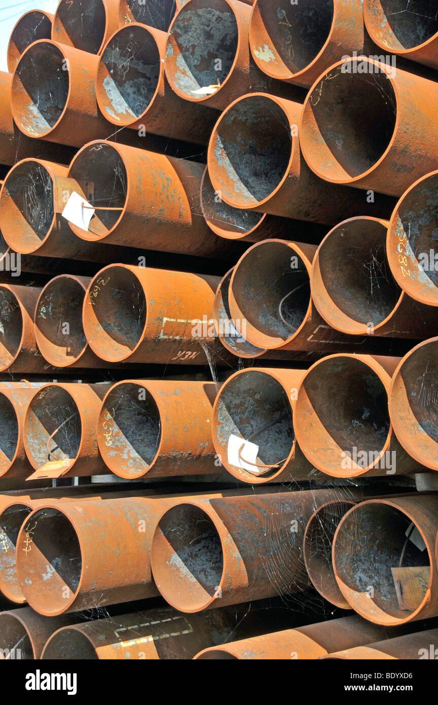 Rusty tubi metallici a una devastazione industriale, di navigazione dal porto di Duisburg, Renania settentrionale-Vestfalia, Germania, Europa Foto Stock