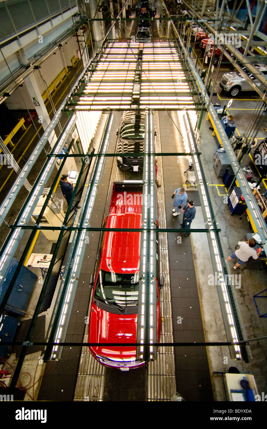 Completato F-150 pick-up spostare verso il basso la linea di produzione attraverso le luci di ispezione finale presso il fiume Ford Roug Foto Stock