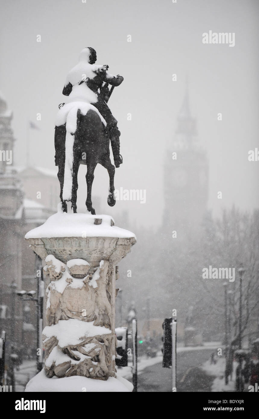 Statua ricoperta di neve di Whitehall, Londra Foto Stock