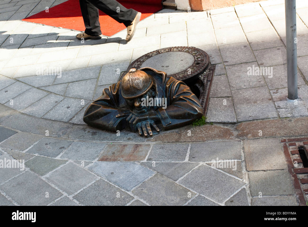 Voyeur, bronzo figura, Bratislava, Slovacchia, Europa Foto Stock