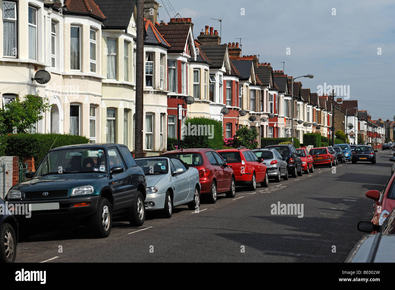 Inglese tipiche case a schiera, Undine Street, Tooting Broadway, Londra, Inghilterra, Europa Foto Stock