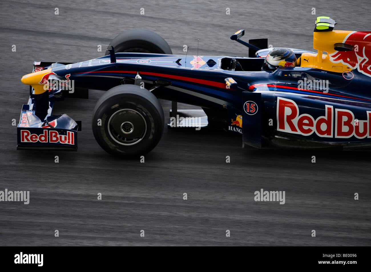 La Red Bull Racing driver Sebastian Vettel di Germania manzi la sua vettura durante il 2009 FIA Formula One Malasyan Grand Prix al Sep Foto Stock