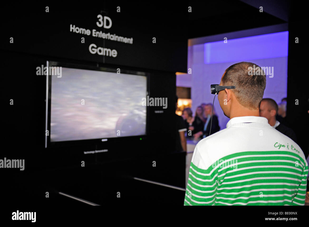 Il visitatore a guardare la TV 3D di Sony a IFA Internationale Funkaustellung consumer electronics fair 2009 a Berlino, Germania, Euro Foto Stock