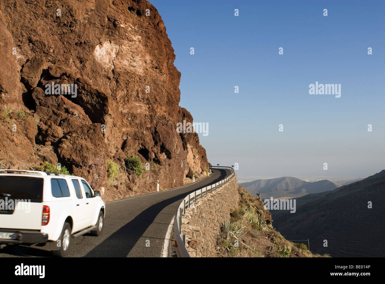 Auto su una strada di montagna in Temisas, Gran Canaria, Isole Canarie, Spagna, Europa Foto Stock