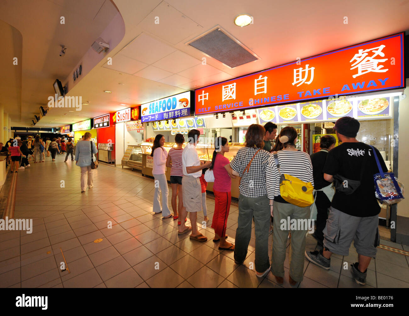 Asia cibo, international market alimentare dei mercati notturni, Cairns, Queensland, Australia Foto Stock