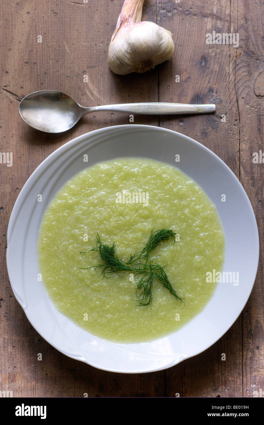 Fredda zuppa di cetriolo o ghiacciata zuppa di cetriolo Foto Stock