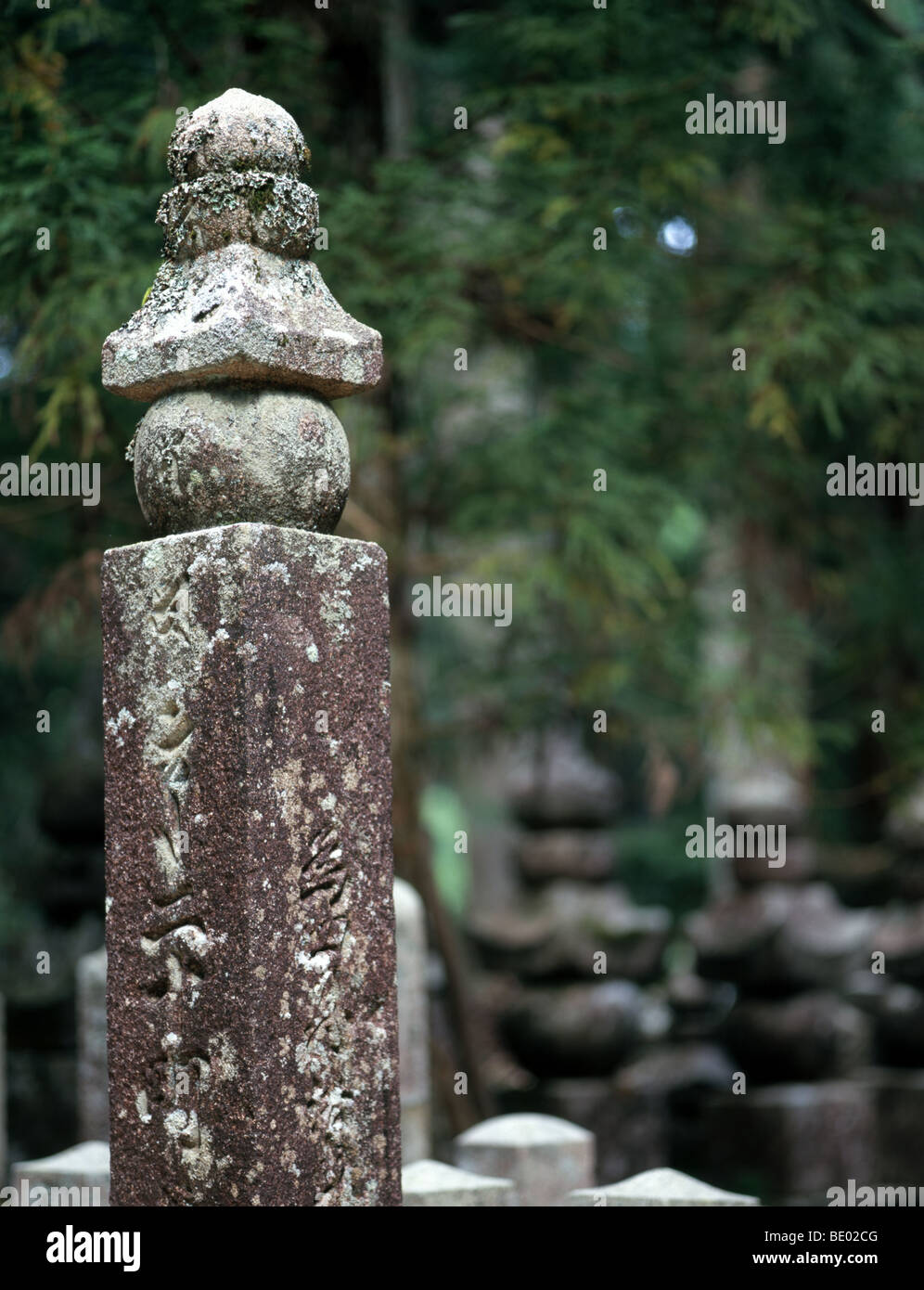 I marcatori di pietra a Okunoin Gobyo cimitero Koya, costituito da 5 elementi aria vento Fuoco Acqua terra Foto Stock