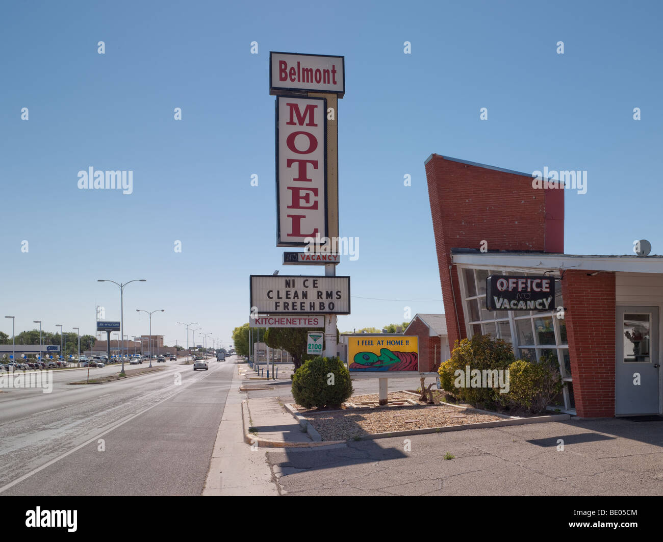 Motel a Roswell New Mexico con un UFO segno a tema che mostra un alieno di ottenere una buona notte di riposo. Foto Stock