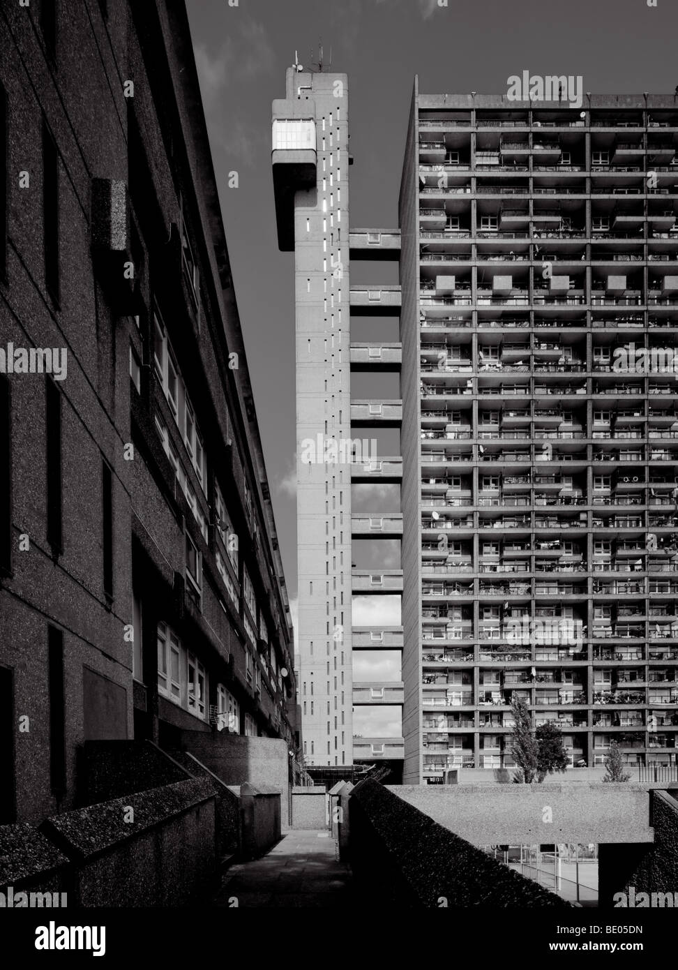 L'iconico Trellick Tower nel West London, progettato da Erno Goldfinger. Foto Stock