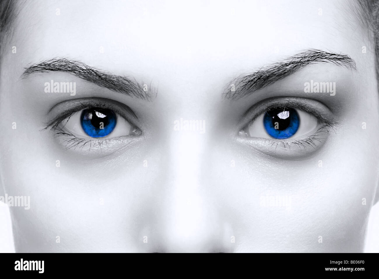 Foto di una bellissima femmina dai toni di colore per evidenziare la sua luminosa occhi blu Foto Stock
