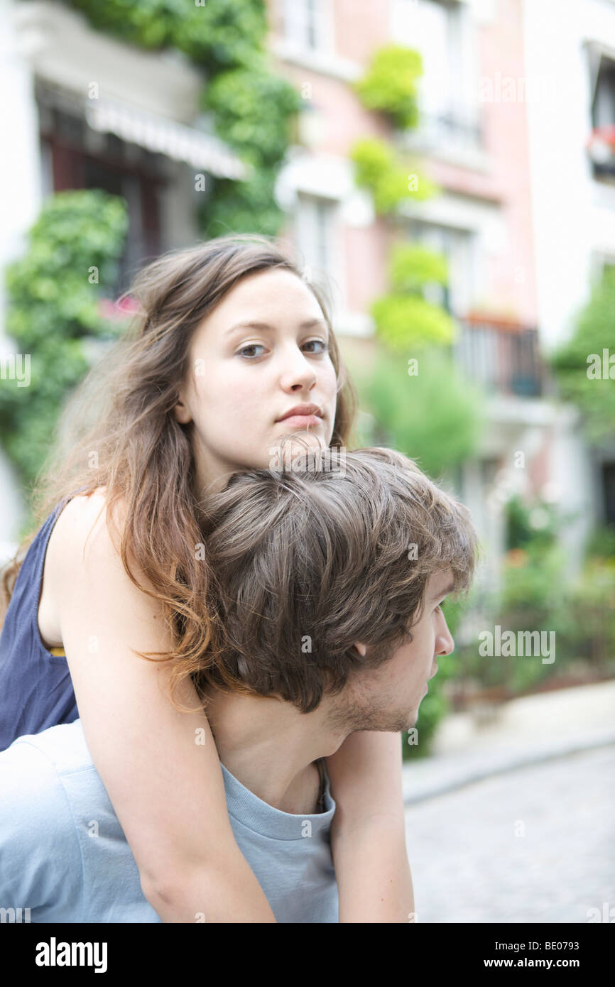 Un ragazzo e una ragazza divertirsi su strada Foto Stock